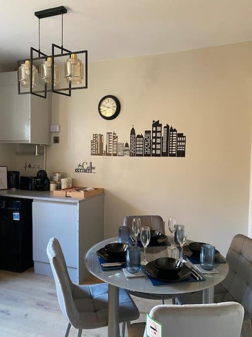Luxe Entire 3 Bedroom Home, Perfect For Business, Contractor, Family Stays, Free Wifi & Netflix Birmingham