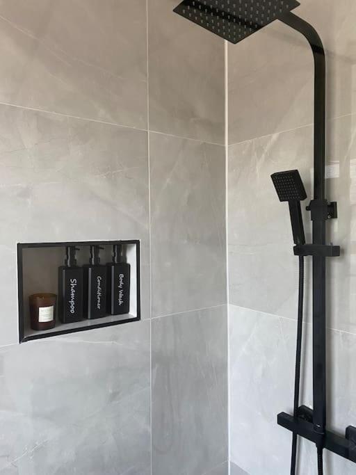 Luxe Entire 3 Bedroom Home, Perfect For Business, Contractor, Family Stays, Free Wifi & Netflix * Birmingham