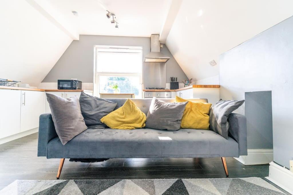 2 - Bed Haven With Free Parking Apartment