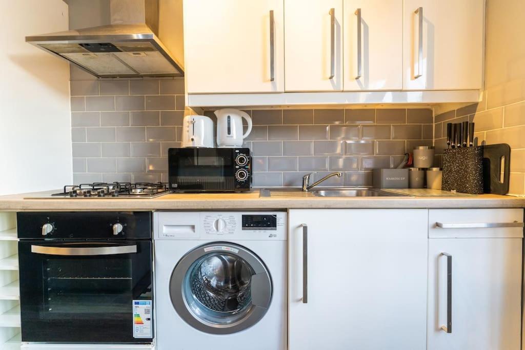 Glorious 2 - Bed Flat With Free Parking *