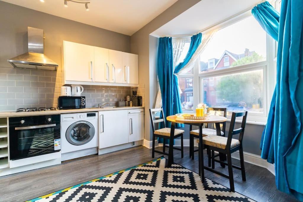 Glorious 2 - Bed Flat With Free Parking Apartment Birmingham