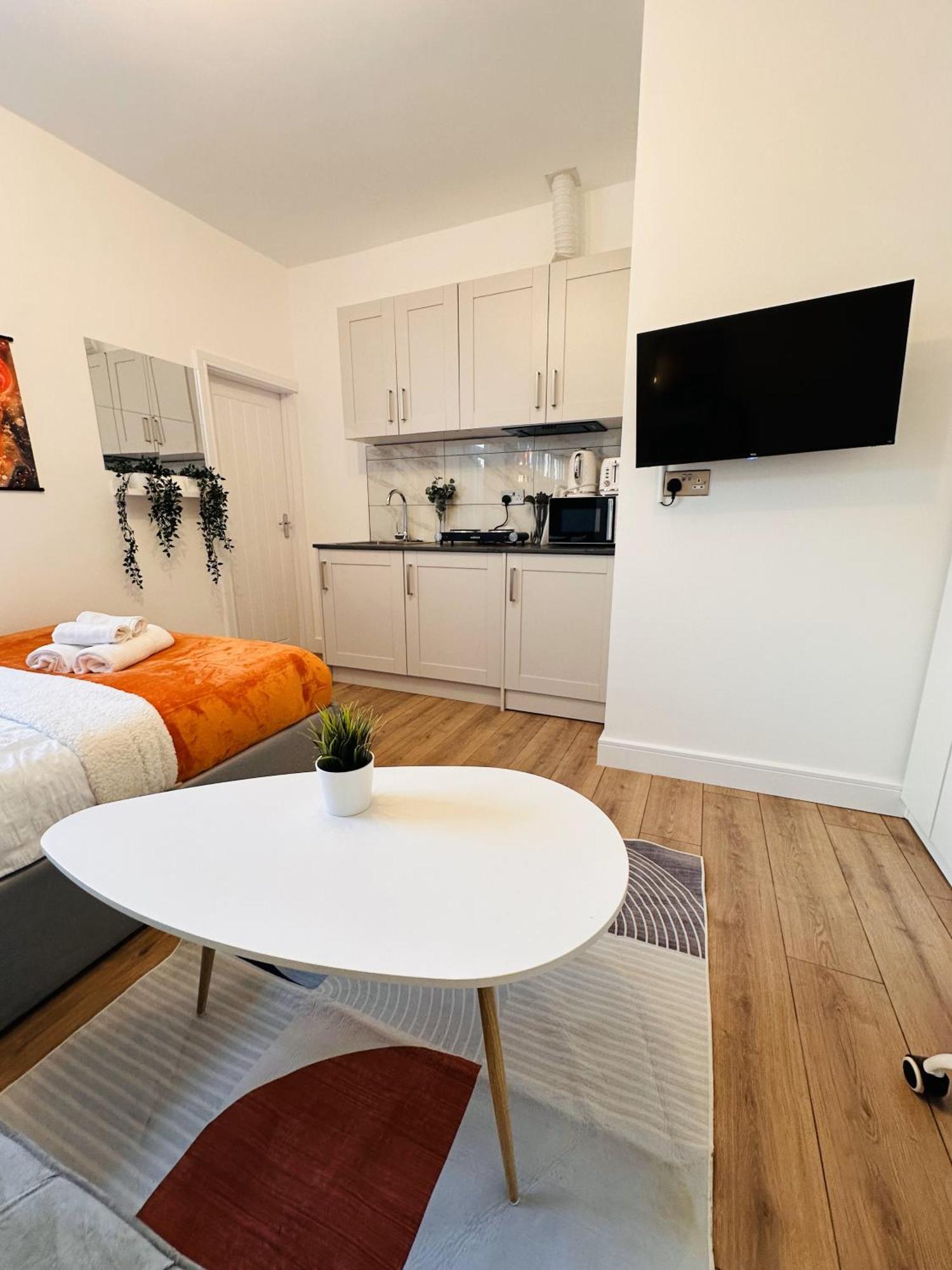 Guest house R4 Luxury Studio En-suite In Harborne Lane By Queen Elizabeth Hospital