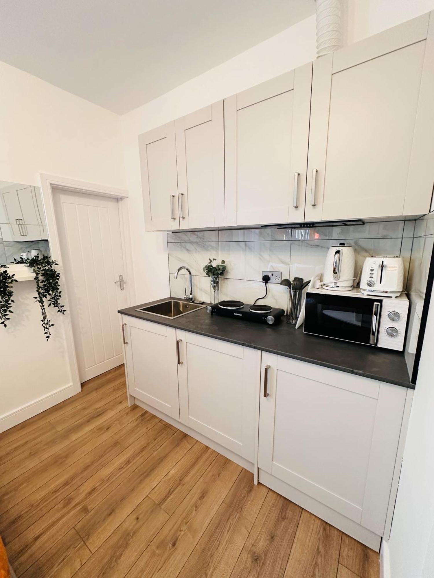 Guest house R4 Luxury Studio En-suite In Harborne Lane By Queen Elizabeth Hospital