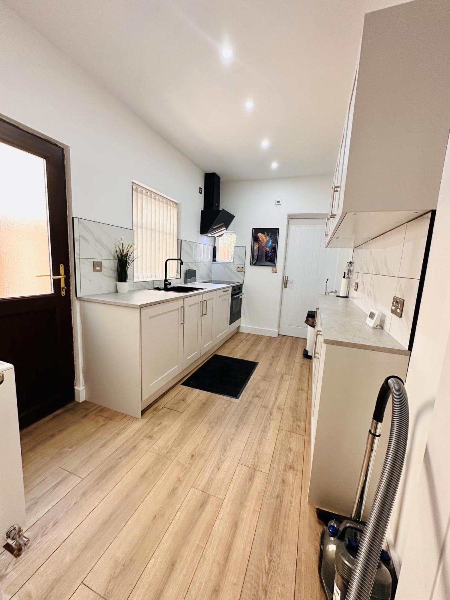 R2 - Newly Renovated Private With Its Own Kitchenette In Shared House By Qe Hospital * Birmingham