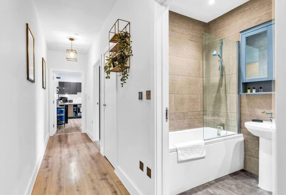 Giant Savings On Long B1 Living, Enquire Now Apartment *