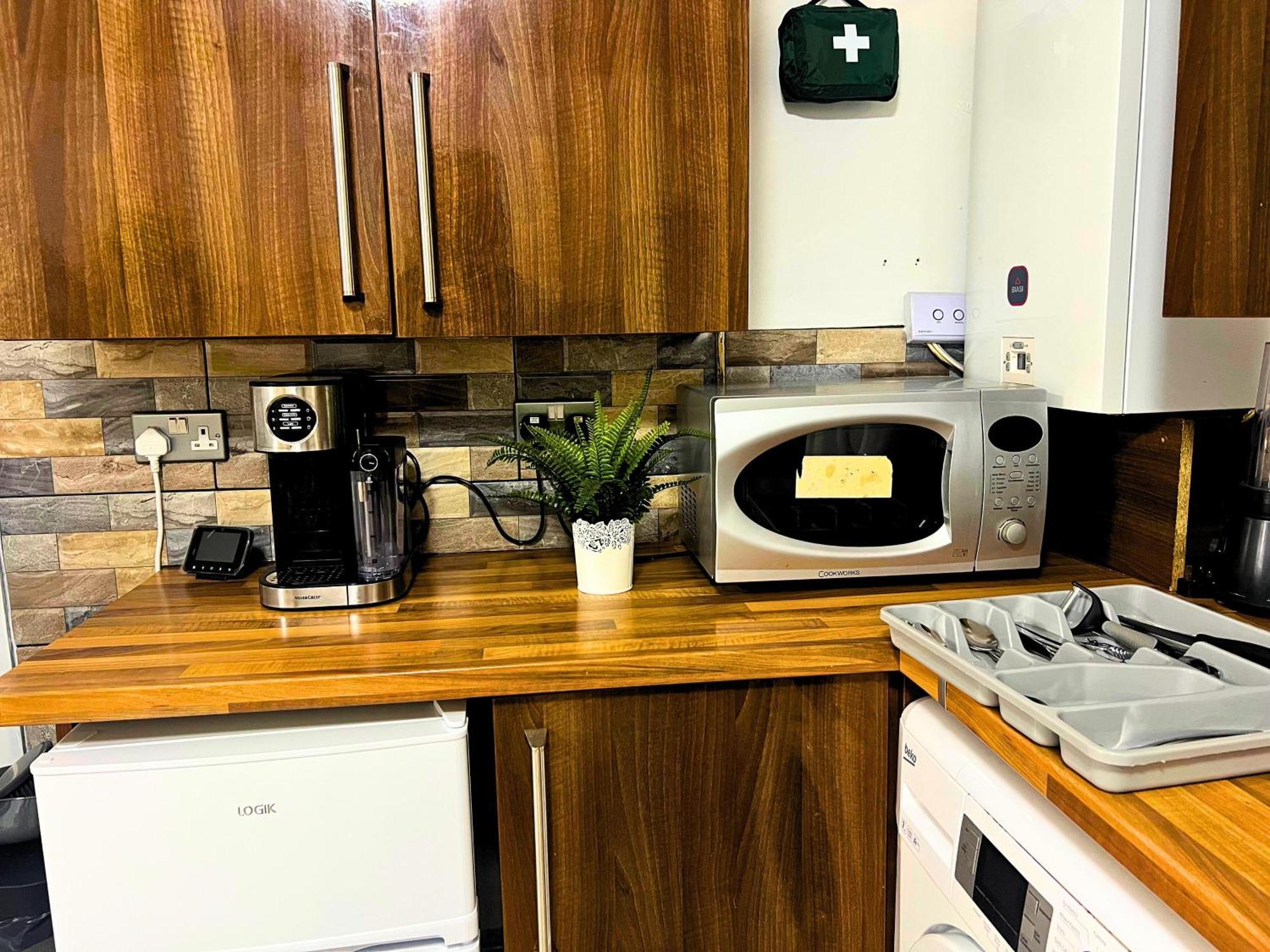 Nearby - Parking - Wifi - Garden - Sleeps 4 * Birmingham