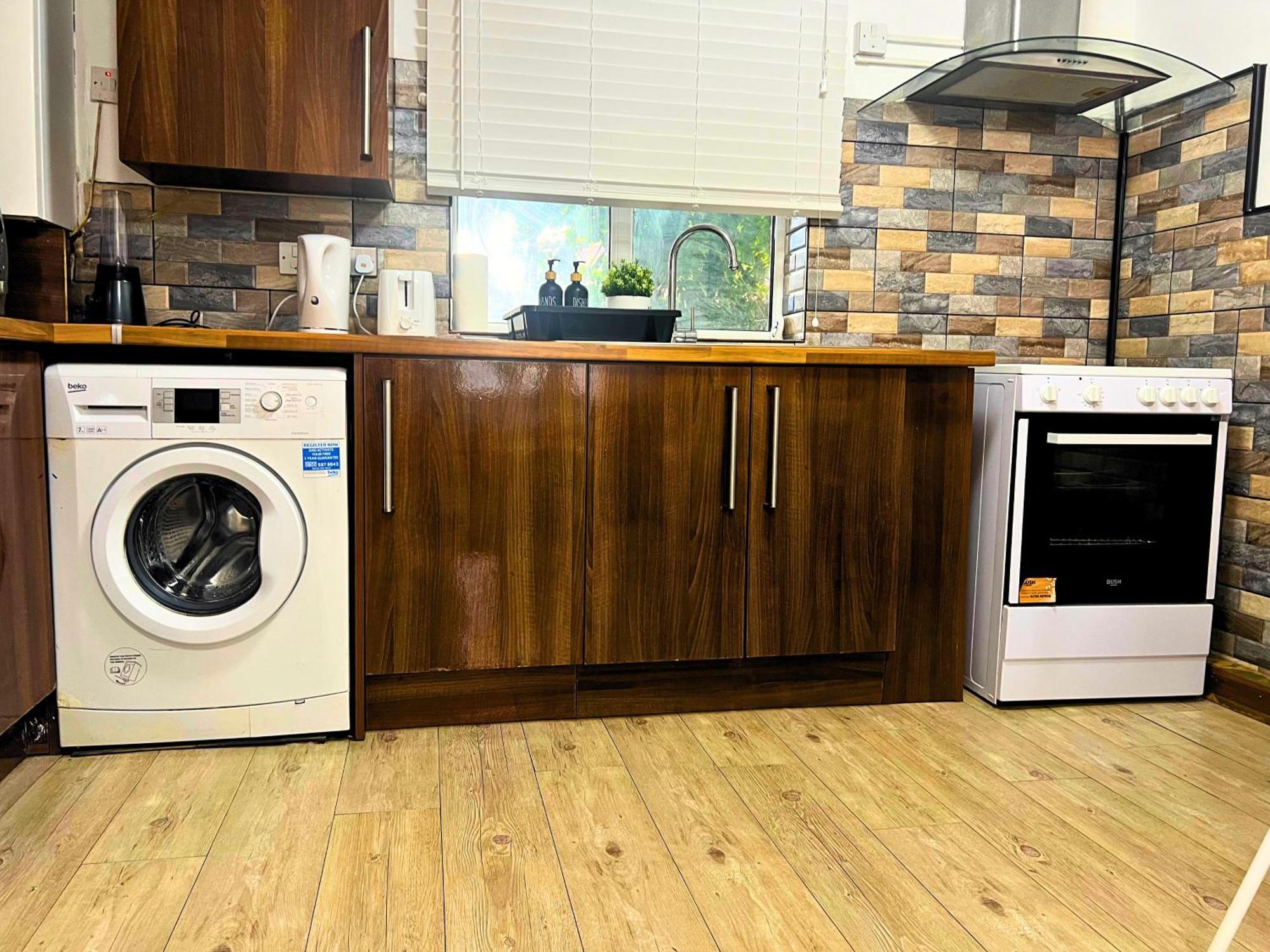 Nearby - Parking - Wifi - Garden - Sleeps 4 Apartment