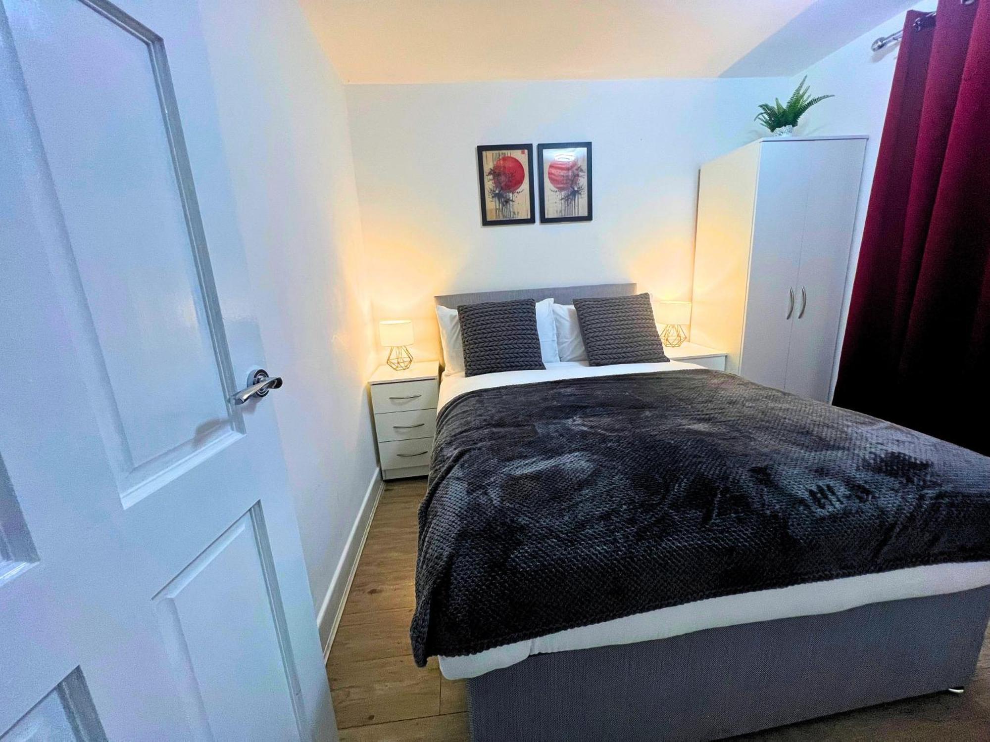 Nearby - Parking - Wifi - Garden - Sleeps 4 Apartment *