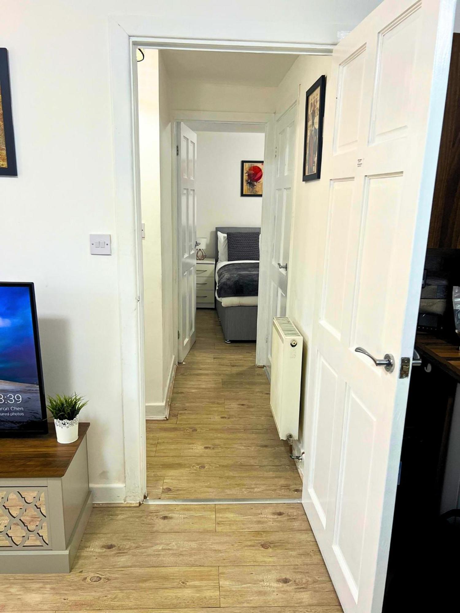 Nearby - Parking - Wifi - Garden - Sleeps 4 *