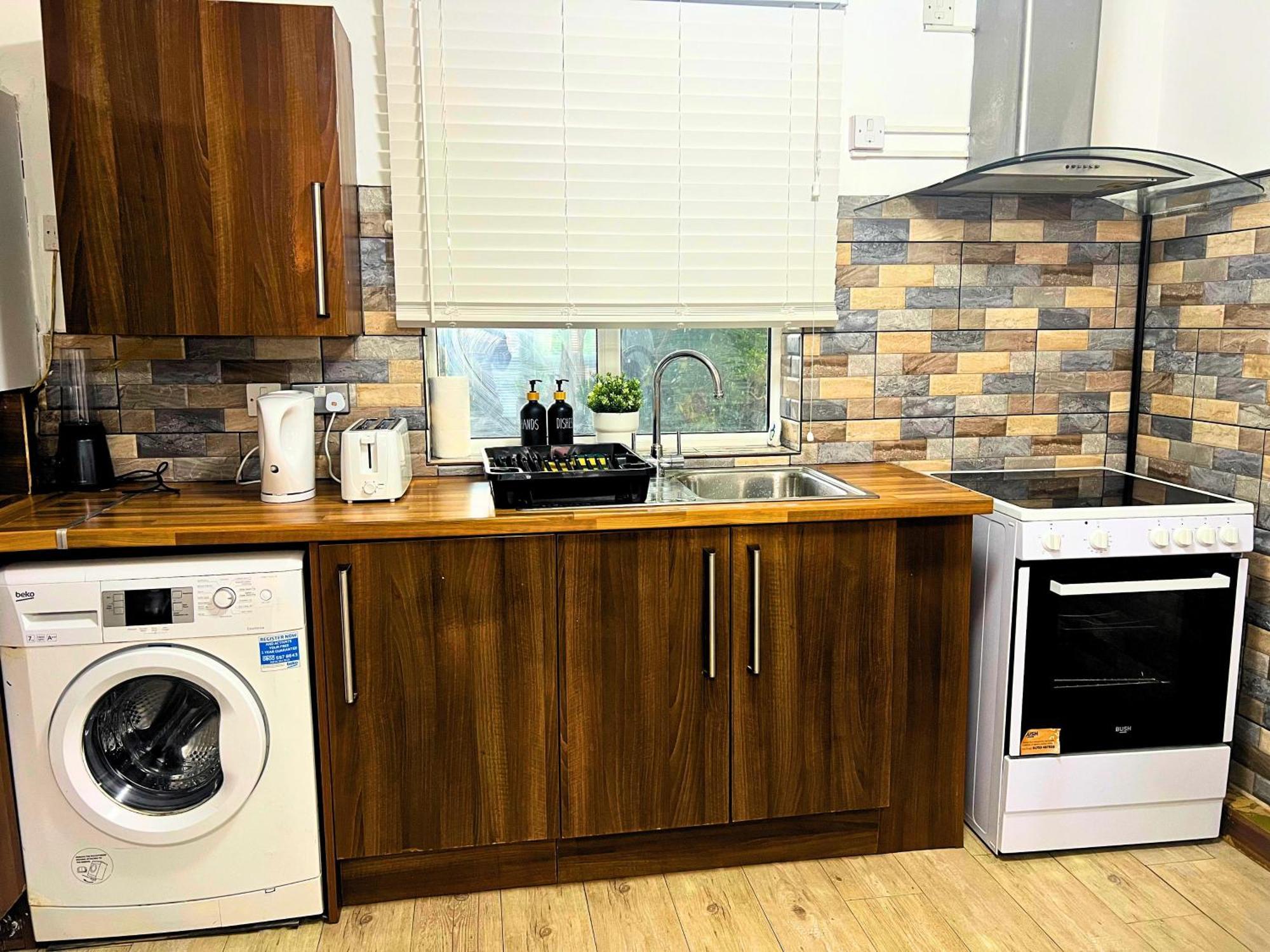 Nearby - Parking - Wifi - Garden - Sleeps 4