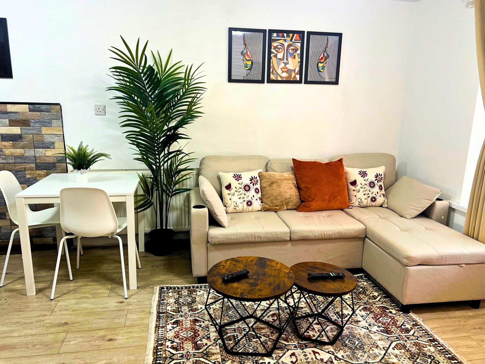 Nearby - Parking - Wifi - Garden - Sleeps 4