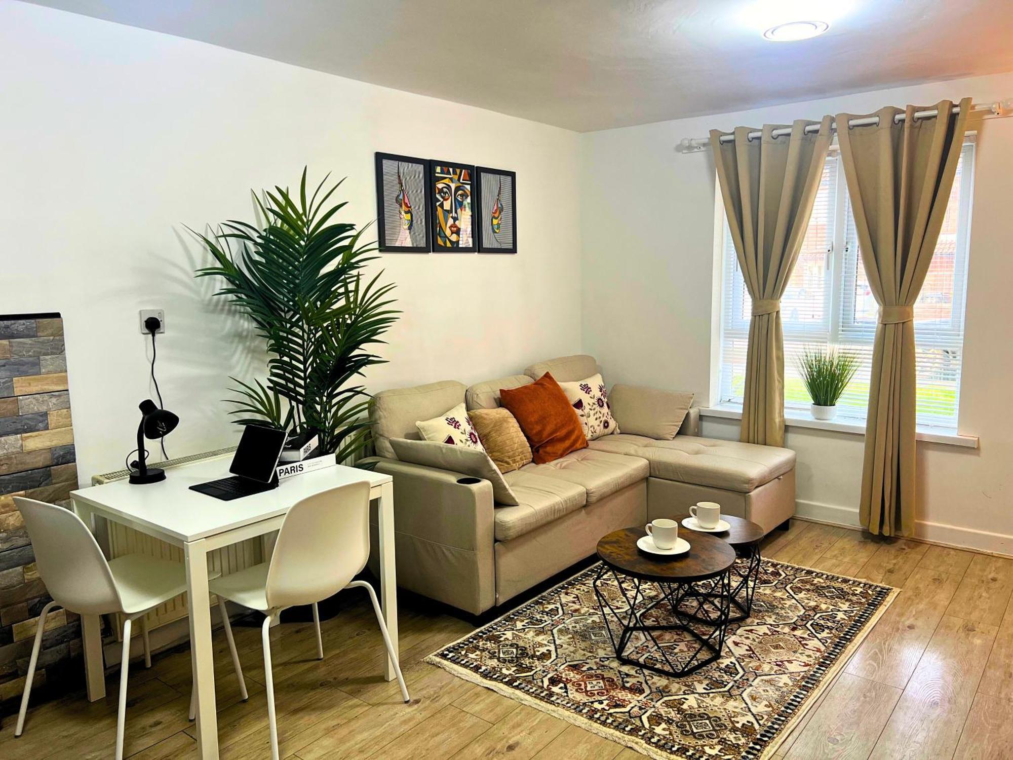 Apartment Nearby - Parking - Wifi - Garden - Sleeps 4 *