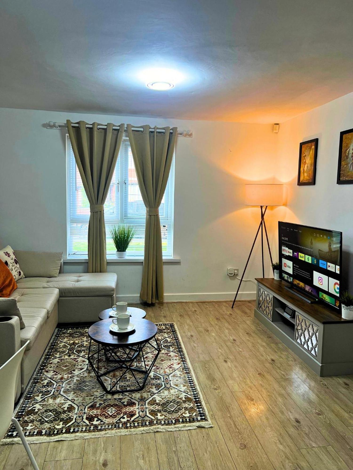Nearby - Parking - Wifi - Garden - Sleeps 4 Apartment Birmingham