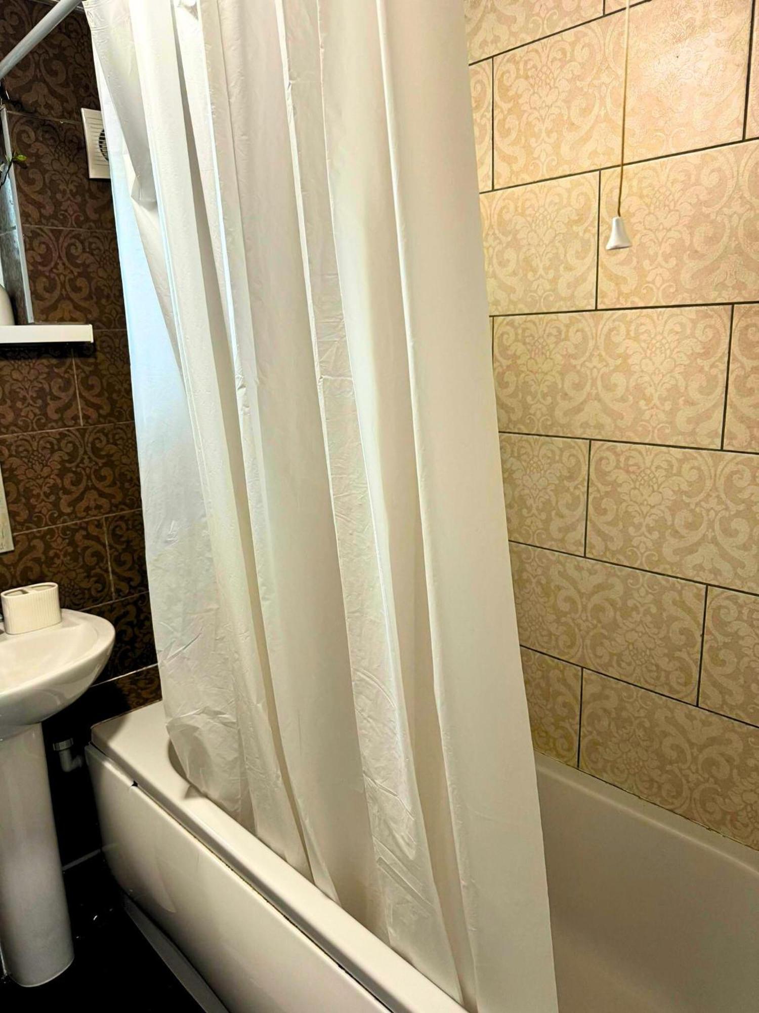 Apartment Nearby - Parking - Wifi - Garden - Sleeps 4 *