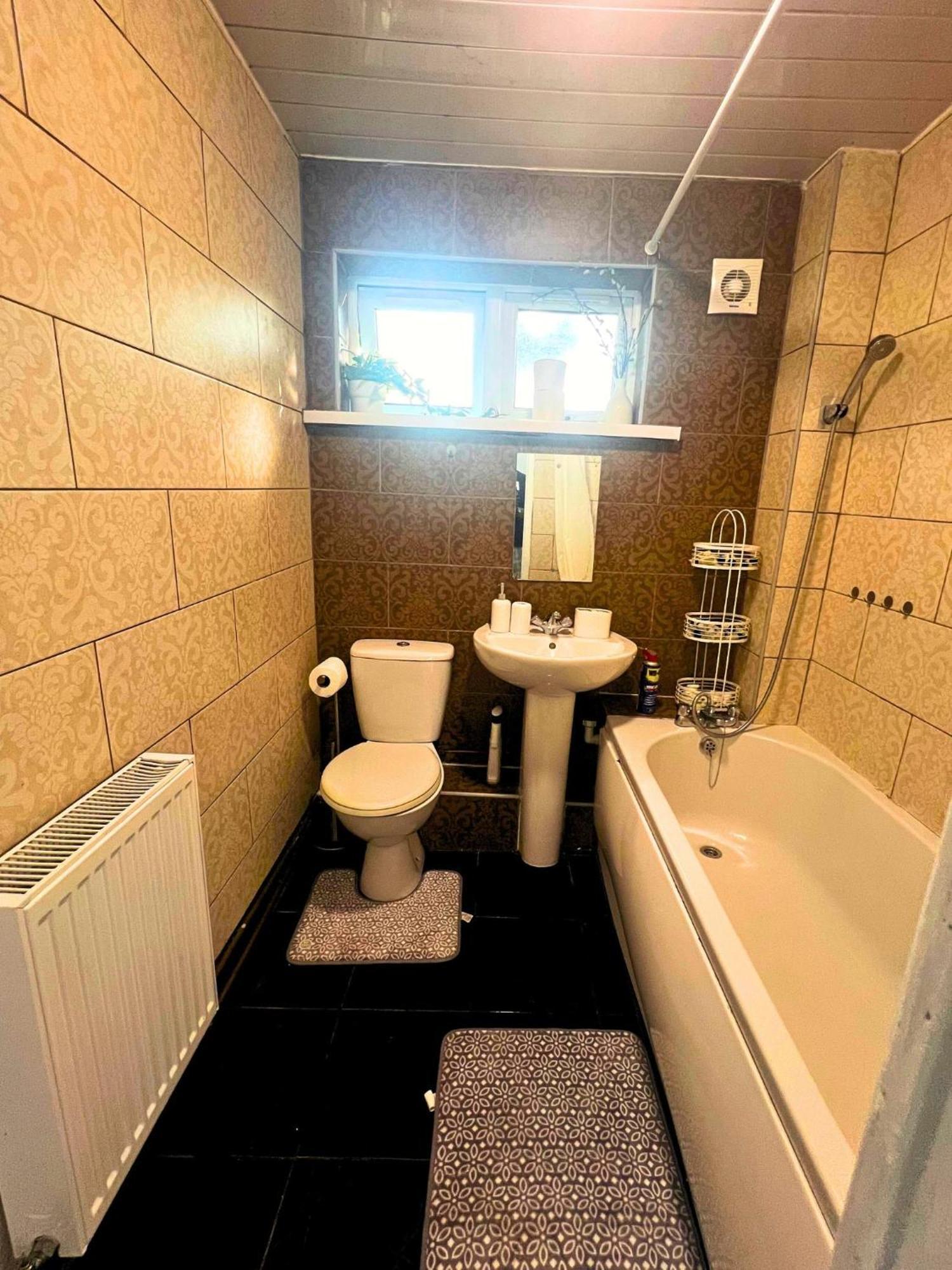 Nearby - Parking - Wifi - Garden - Sleeps 4 Apartment Birmingham