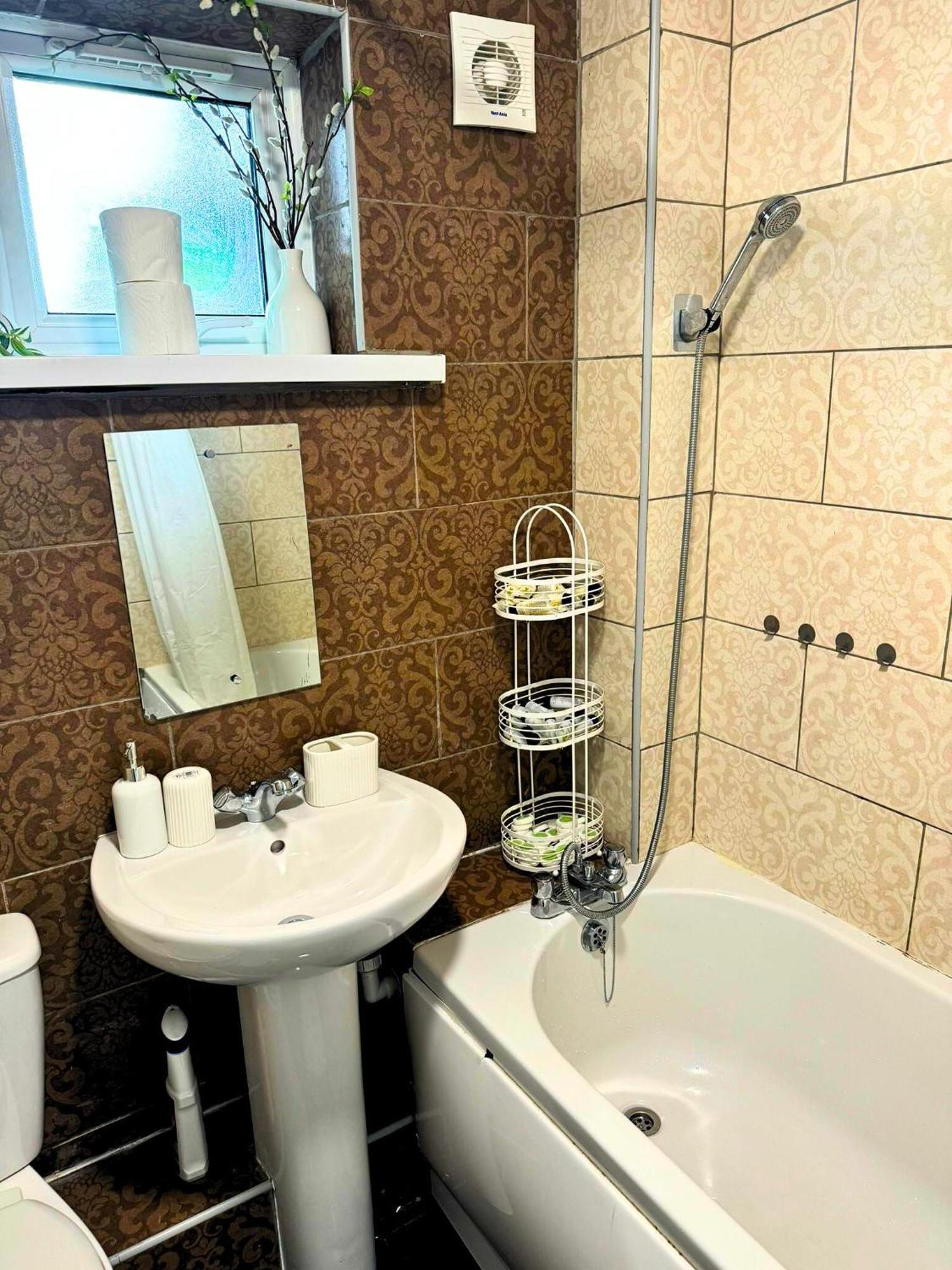 Nearby - Parking - Wifi - Garden - Sleeps 4 Apartment *