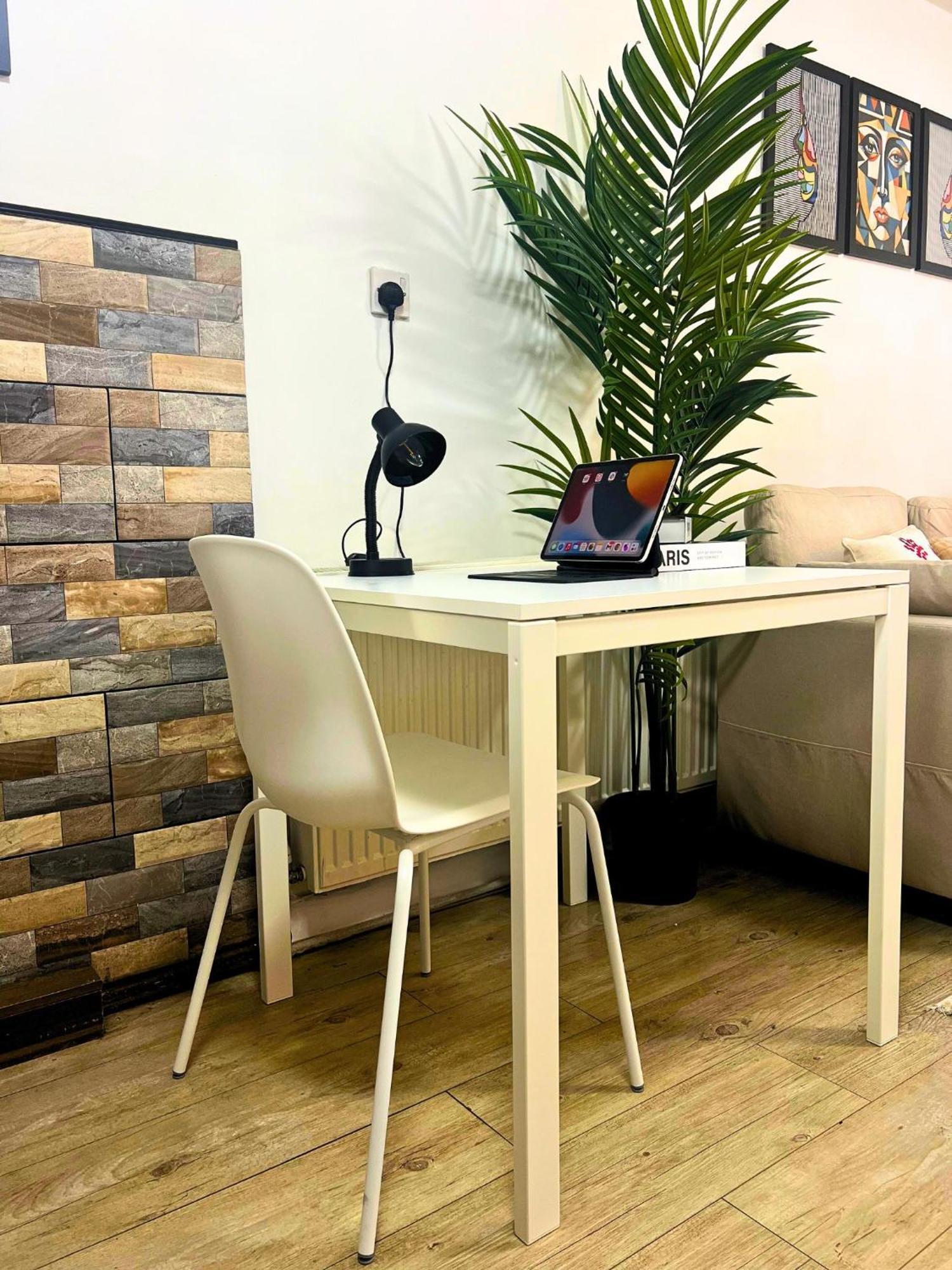 Nearby - Parking - Wifi - Garden - Sleeps 4 Apartment Birmingham