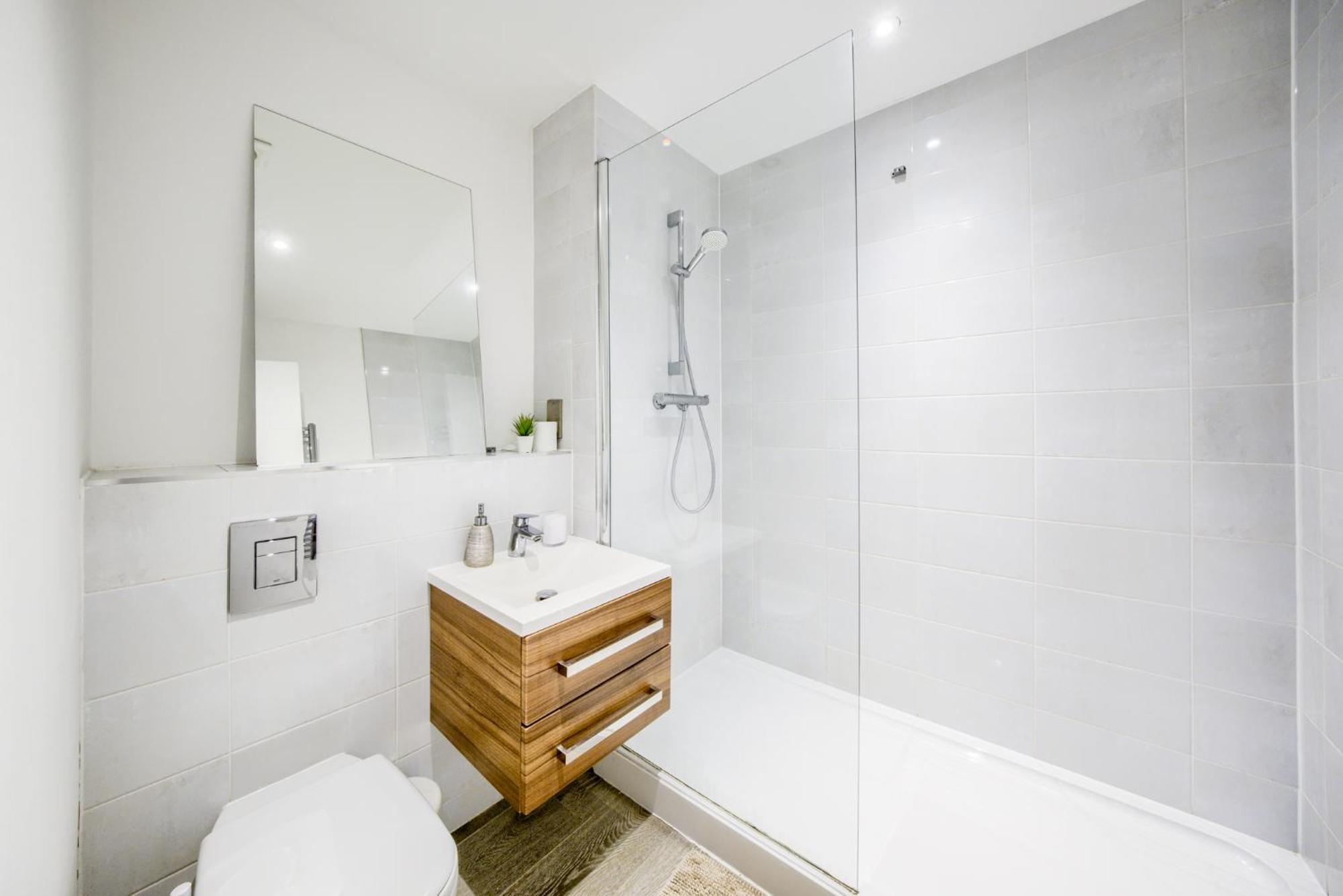 Modern 2 Bed With Location Apartment