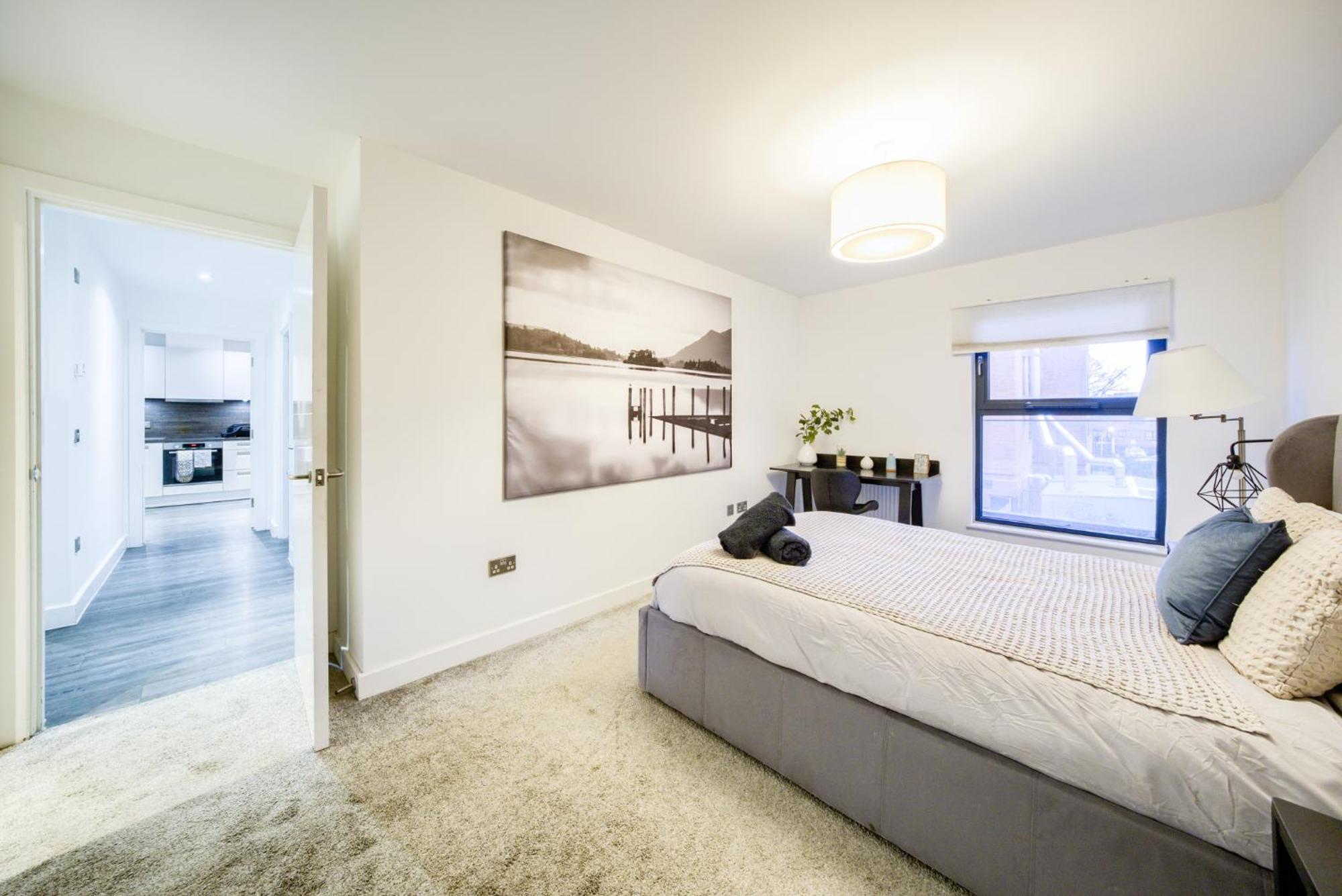 Modern 2 Bed With Location Apartment *