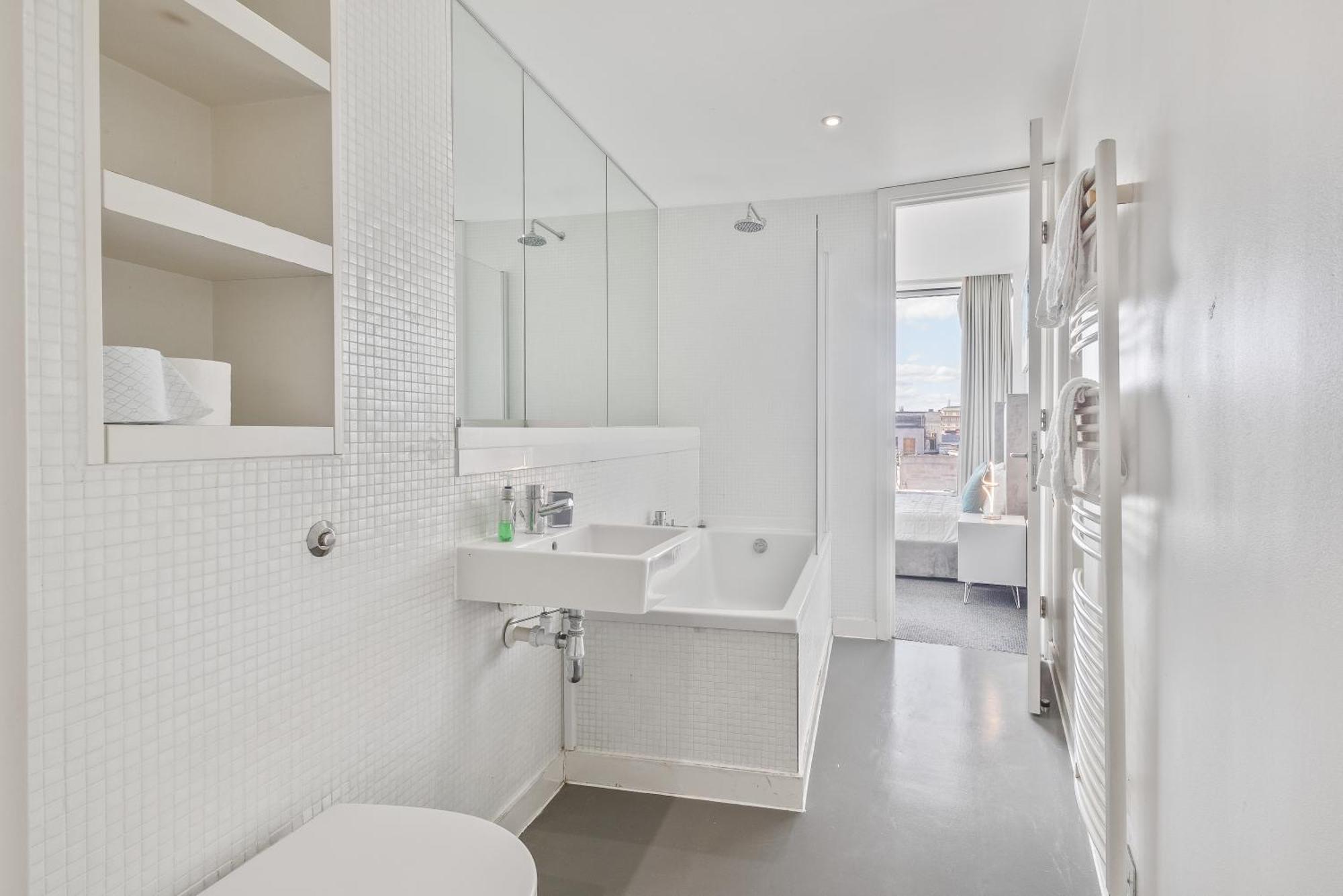 Apartment Centre, One Bedroom Apartment! *
