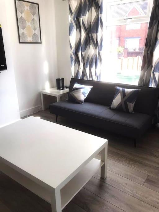 Bassett Hse, 3 Bdr, Free Onsite Parking, Supper Fast Wifi, 4 Beds, Holiday home