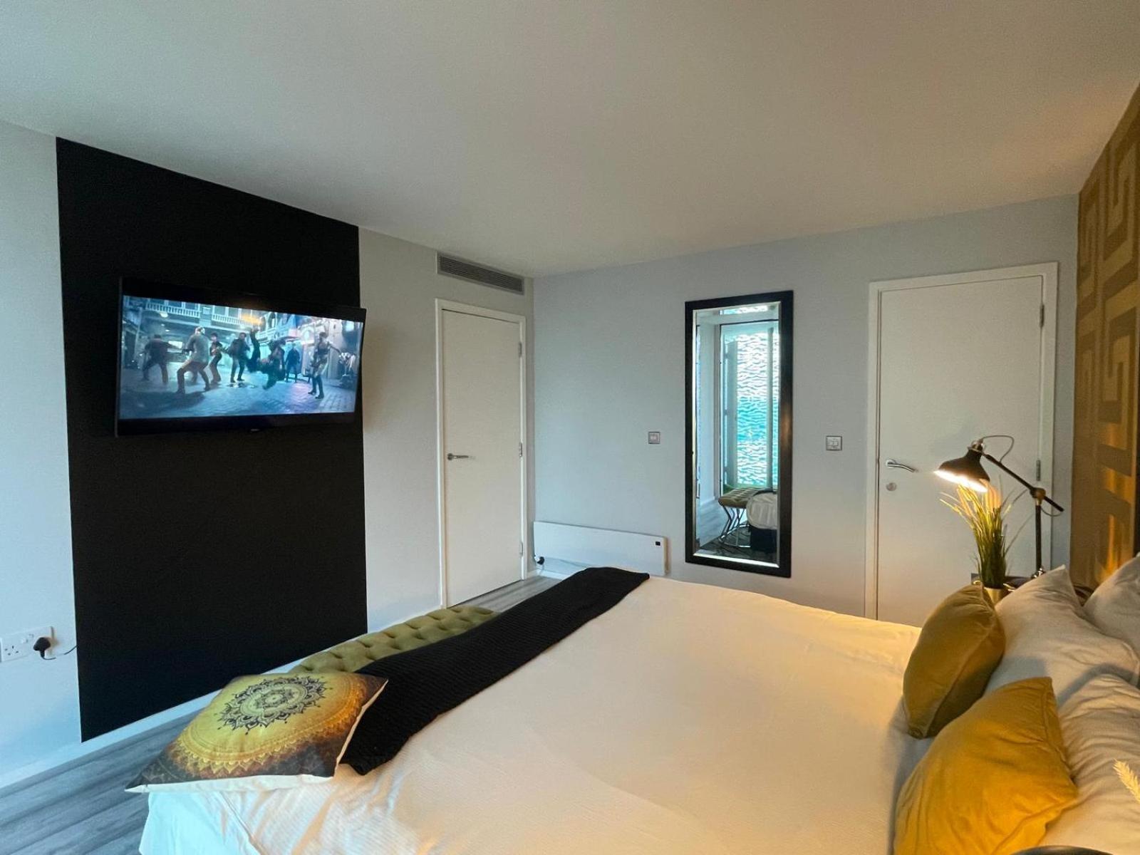 Simply Stunning Jacuzzi Panoramic View Apartment Birmingham