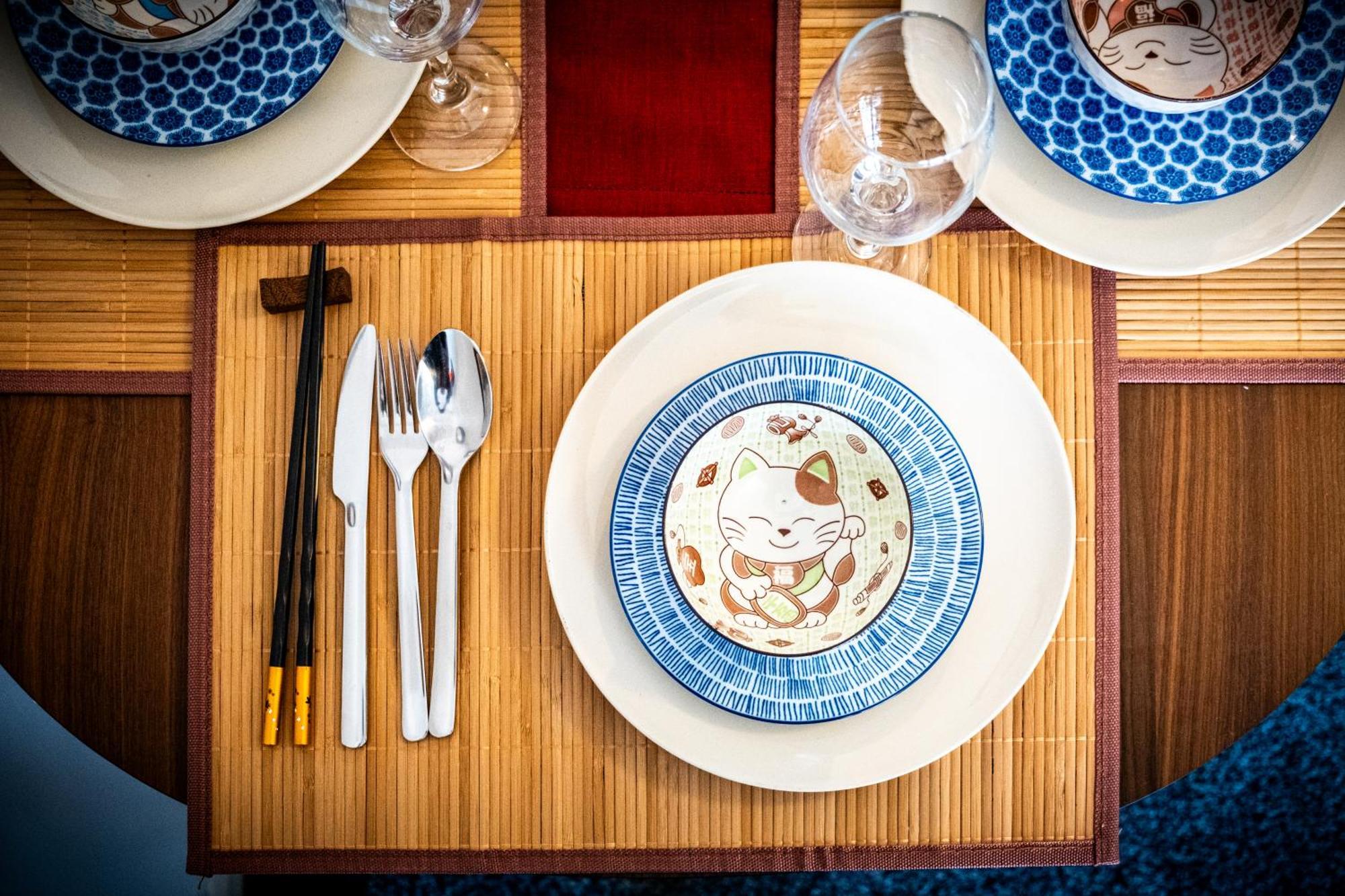 Apartment Chinese - Sleeps/8 + Free Parking + Games + Netflix- Coffee Machine *