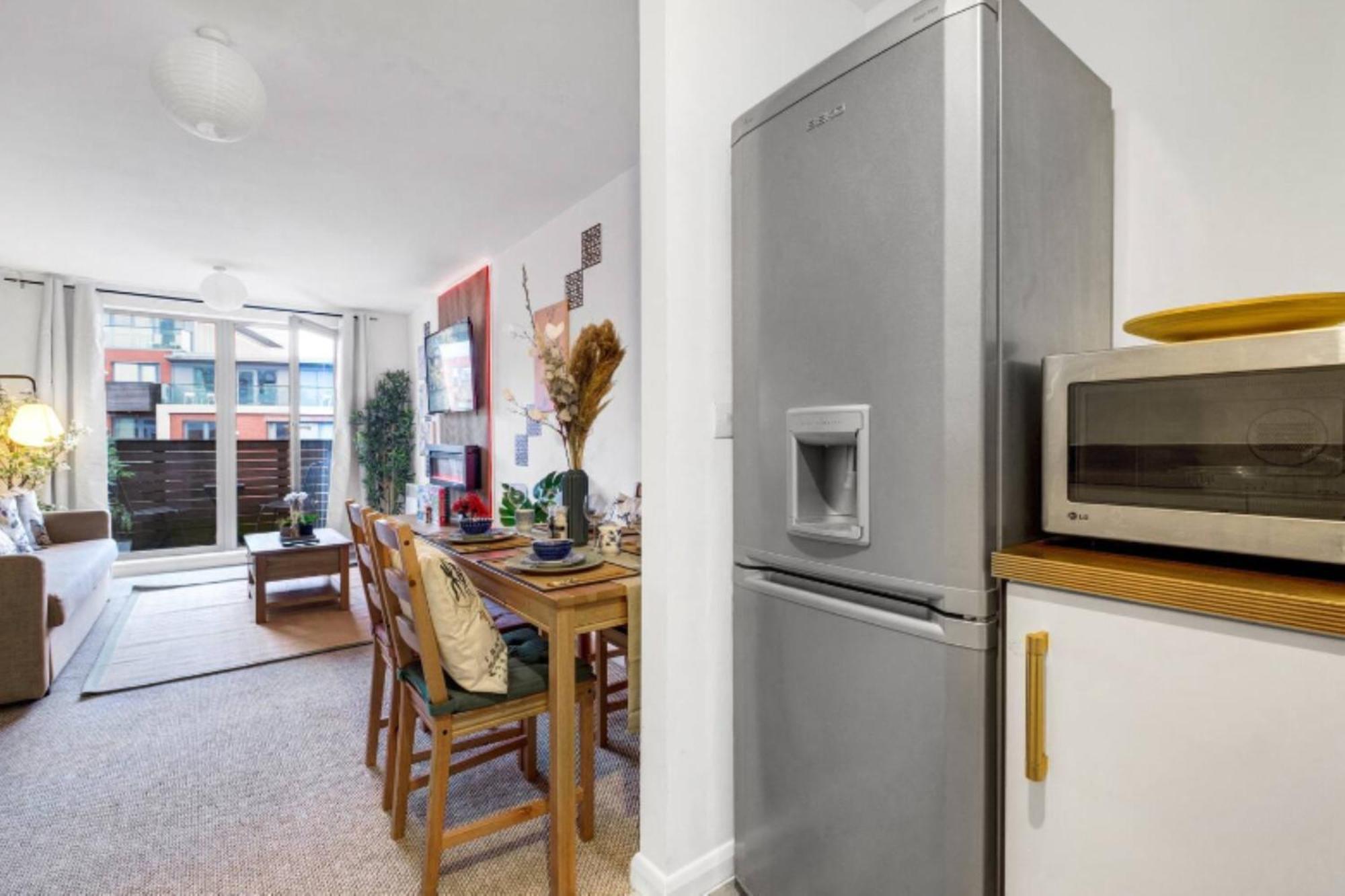 Chinese - Sleeps/8 + Free Parking + Games + Netflix- Coffee Machine