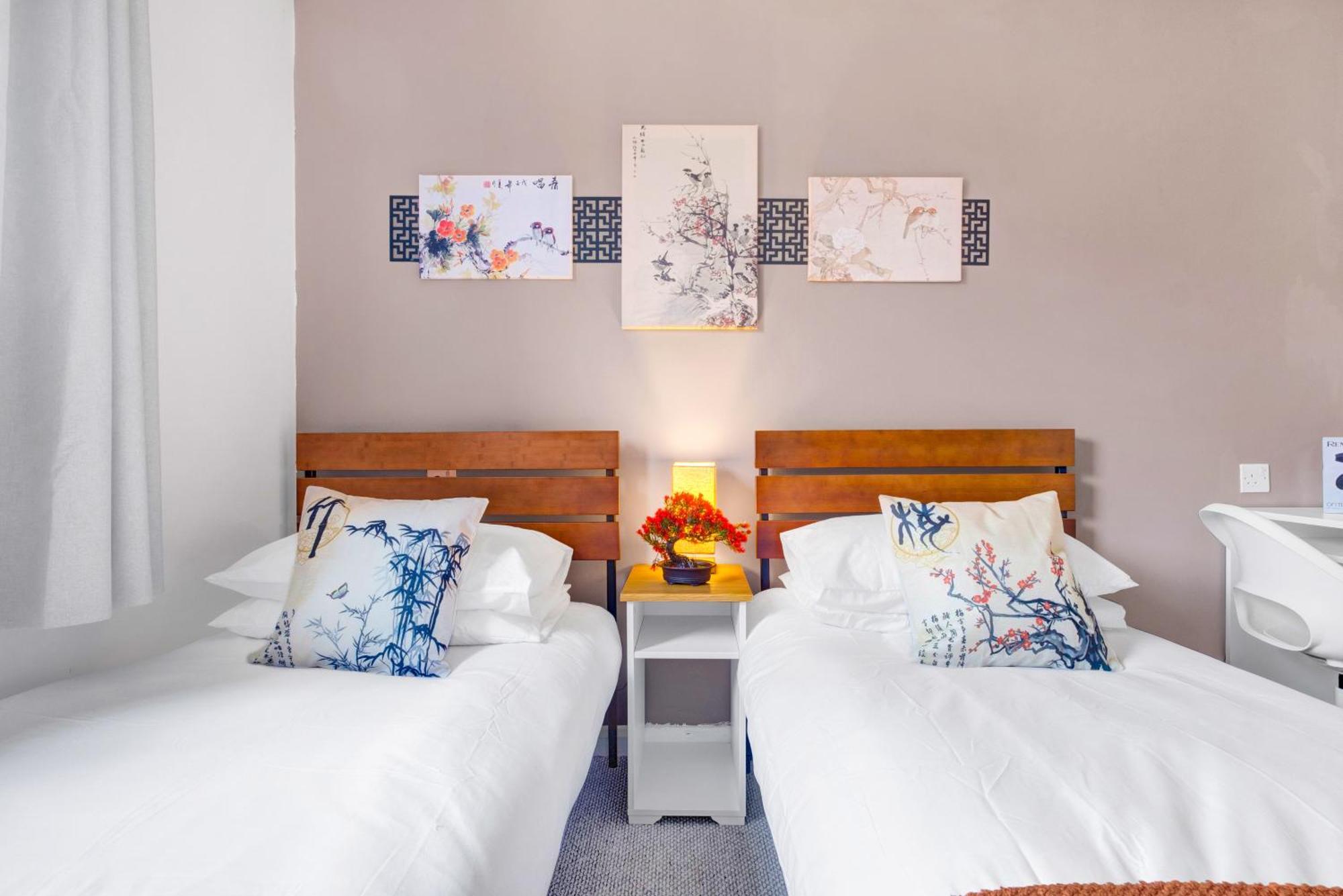 Apartment Chinese - Sleeps/8 + Free Parking + Games + Netflix- Coffee Machine *