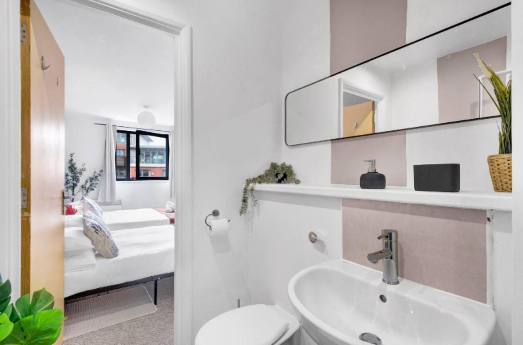 Chinese - Sleeps/8 + Free Parking + Games + Netflix- Coffee Machine