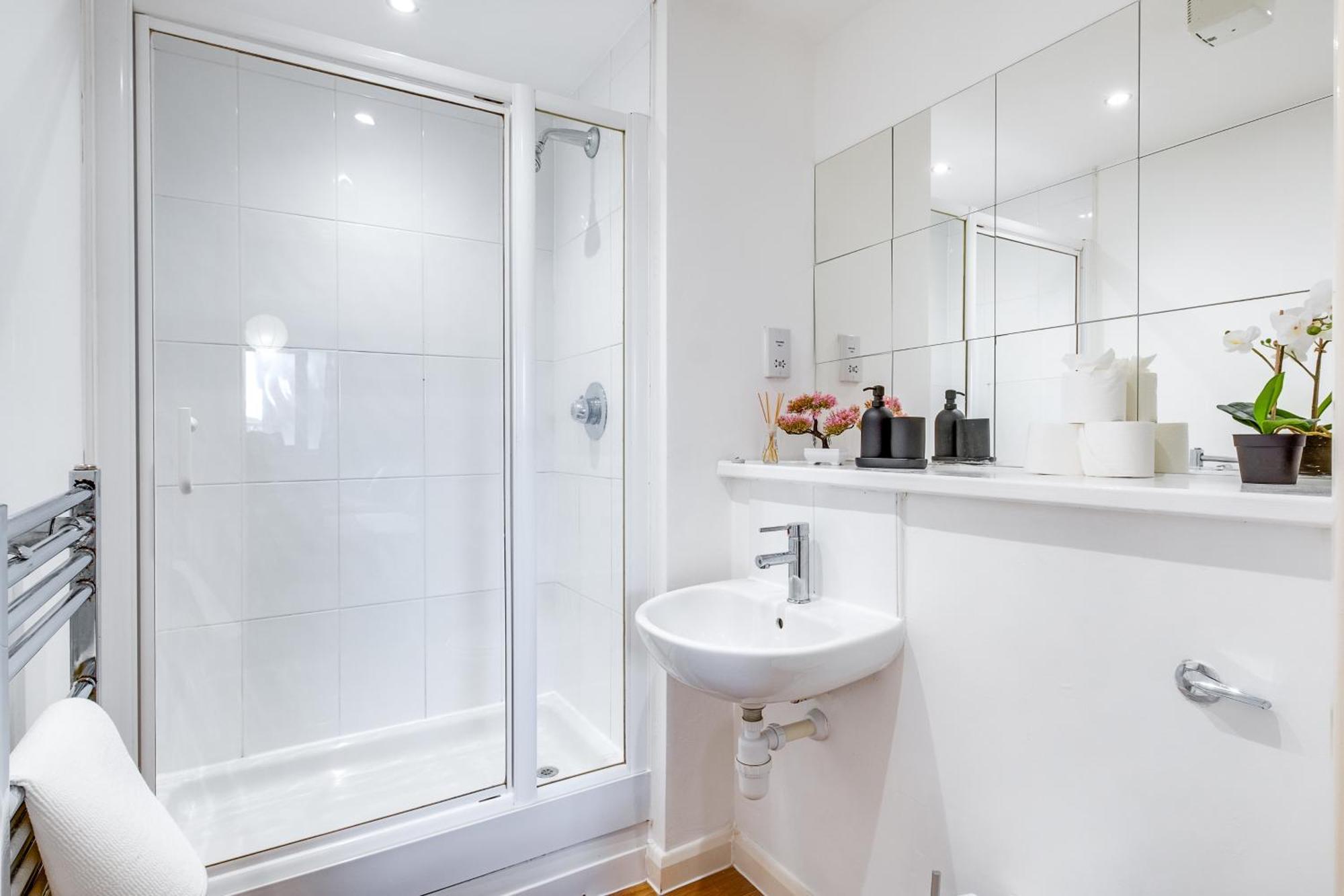 Chinese - Sleeps/8 + Free Parking + Games + Netflix- Coffee Machine Apartment Birmingham
