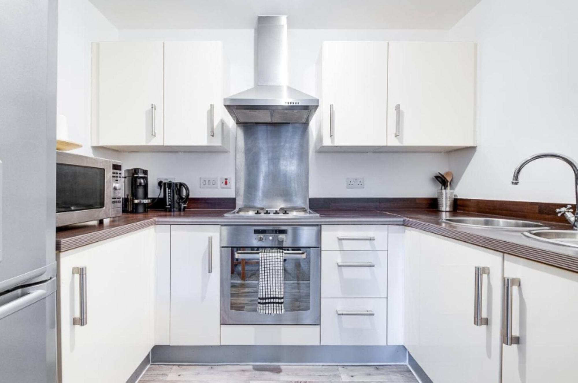 Chinese - Sleeps/8 + Free Parking + Games + Netflix- Coffee Machine *