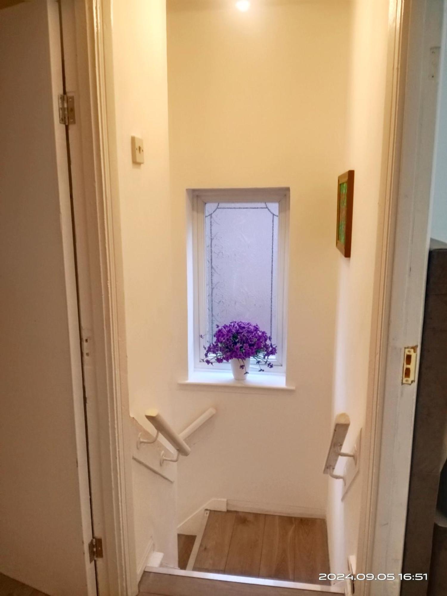 Apartment 3 Bedrooms Semi-detached House,near Airport,nec *