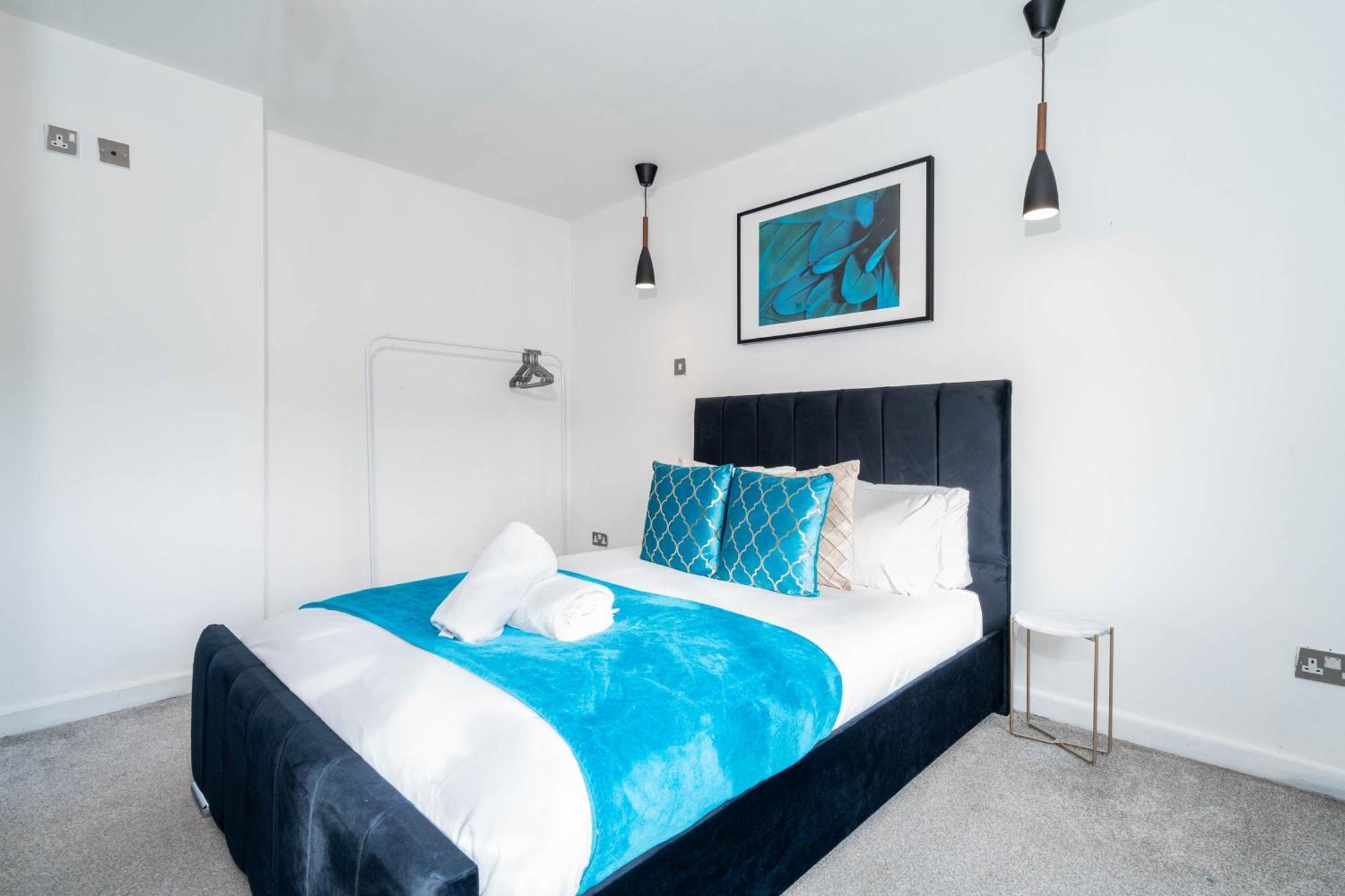 Five Bedroom House - Five Bathrooms - Off-street Parking - Garden - 376m