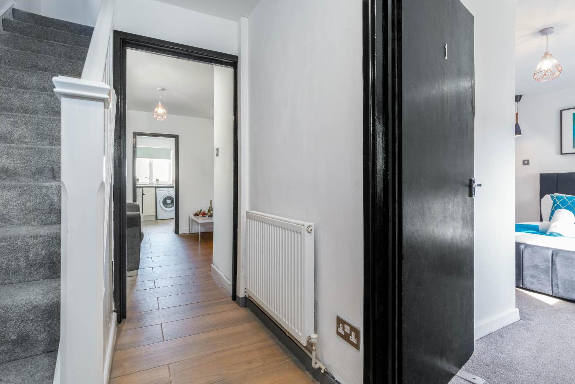 Five Bedroom House - Five Bathrooms - Off-street Parking - Garden - 376m Holiday home *