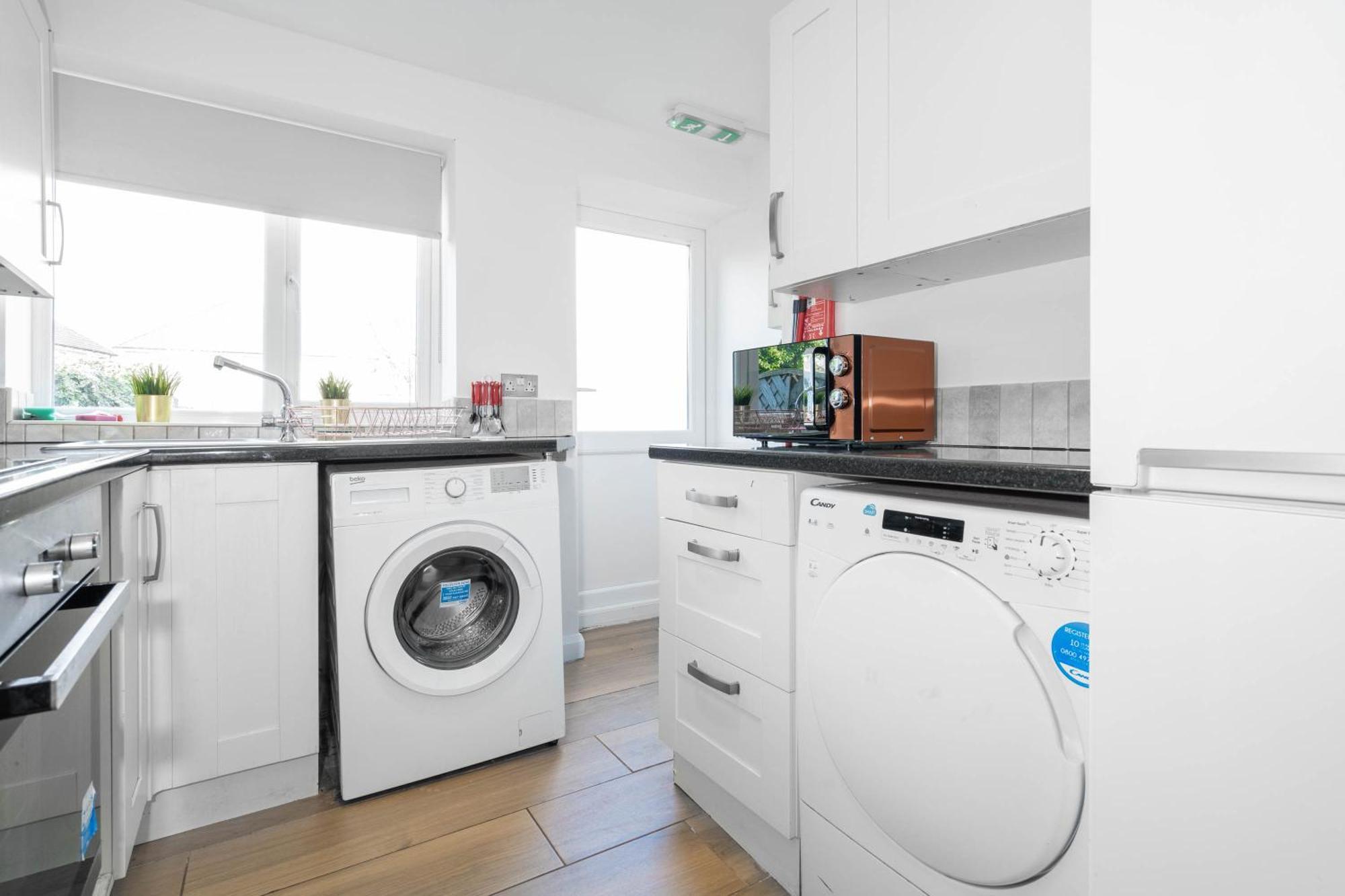 Five Bedroom House - Five Bathrooms - Off-street Parking - Garden - 376m Holiday home