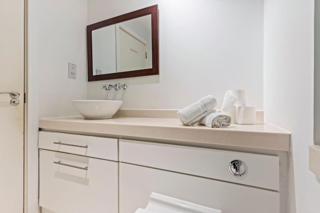 City Centre, Free Parking, Excellent Location, Sleeps 6, Long Offers *