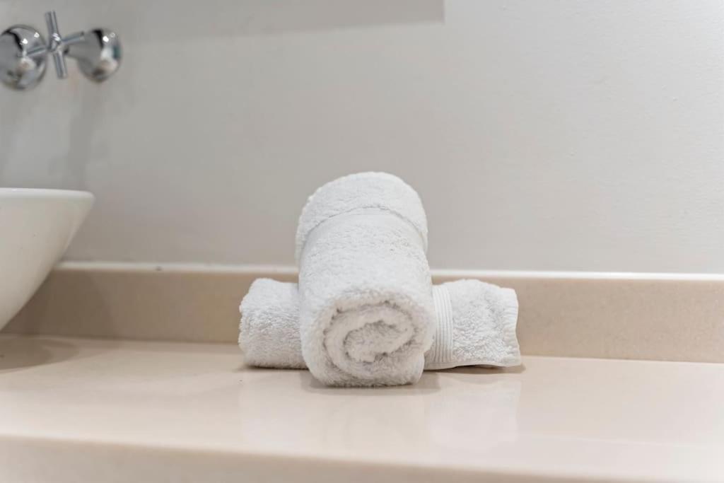 City Centre, Free Parking, Excellent Location, Sleeps 6, Long Offers Apartment *