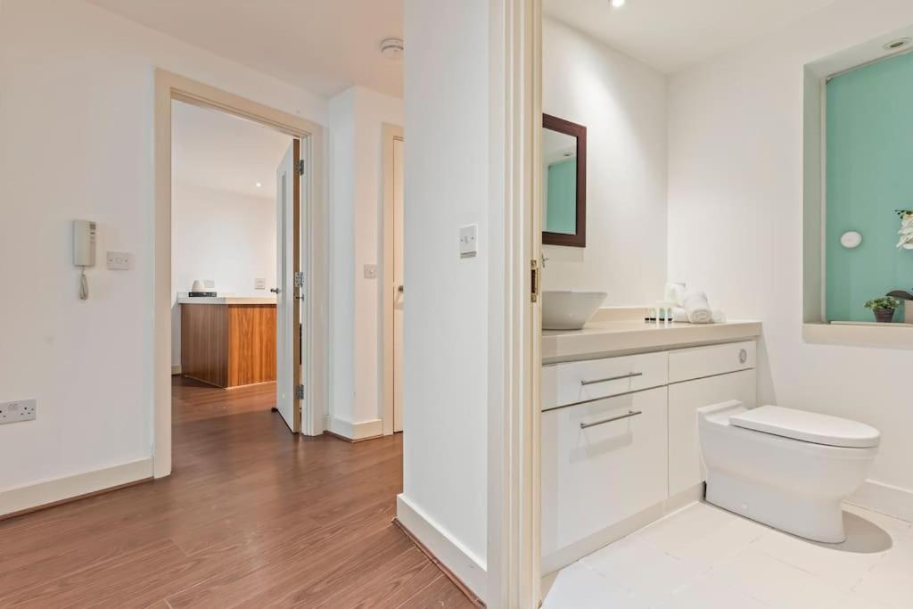 City Centre, Free Parking, Excellent Location, Sleeps 6, Long Offers Apartment