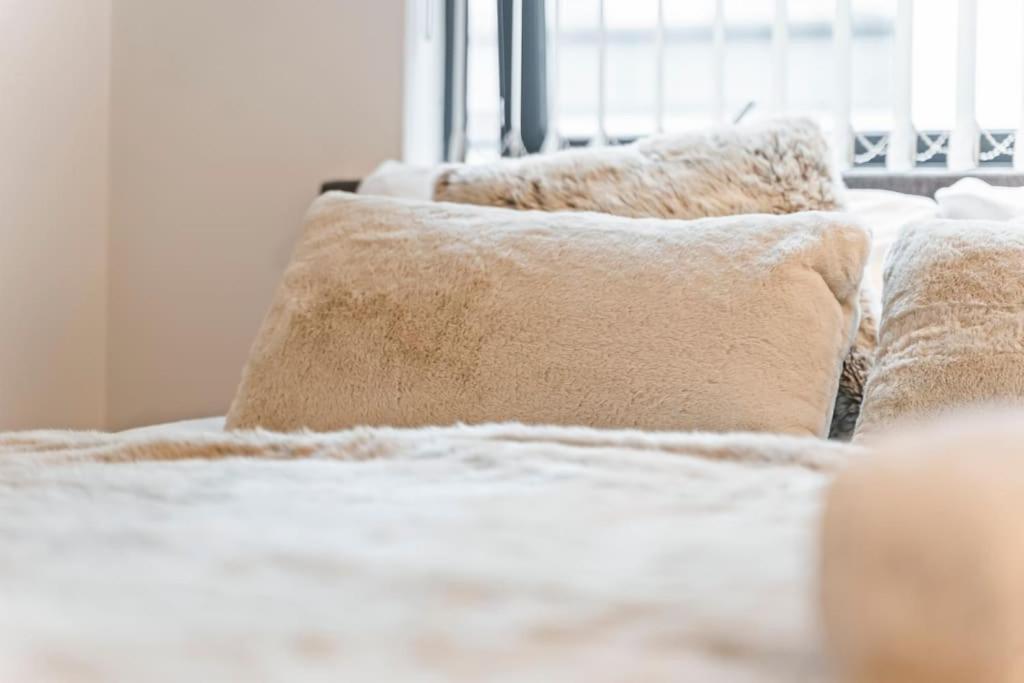 City Centre, Free Parking, Excellent Location, Sleeps 6, Long Offers Apartment *