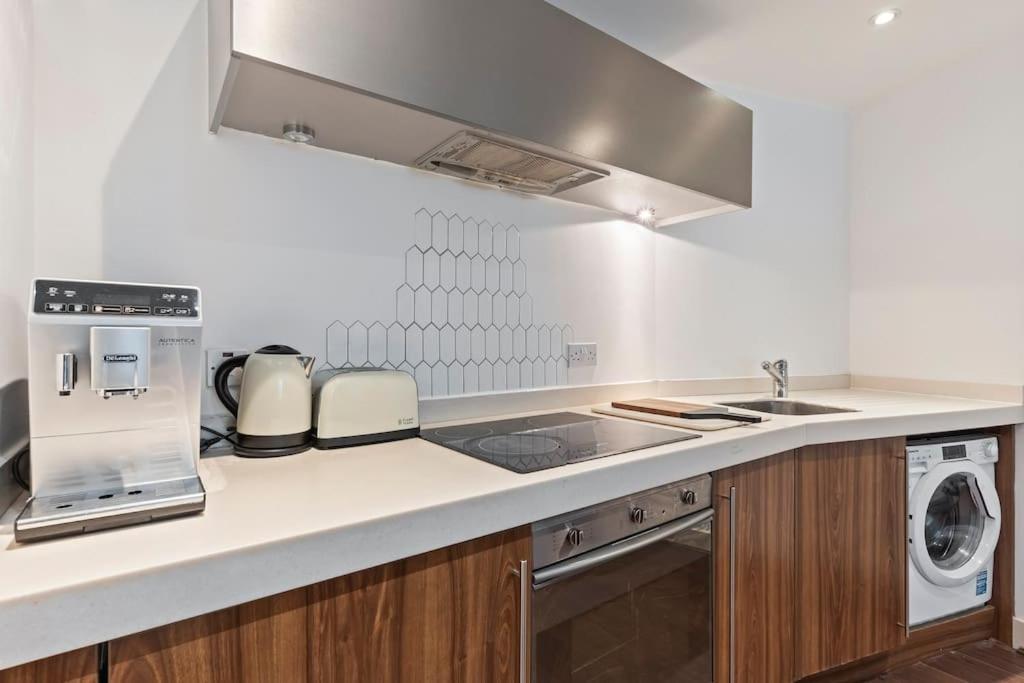 City Centre, Free Parking, Excellent Location, Sleeps 6, Long Offers * Birmingham