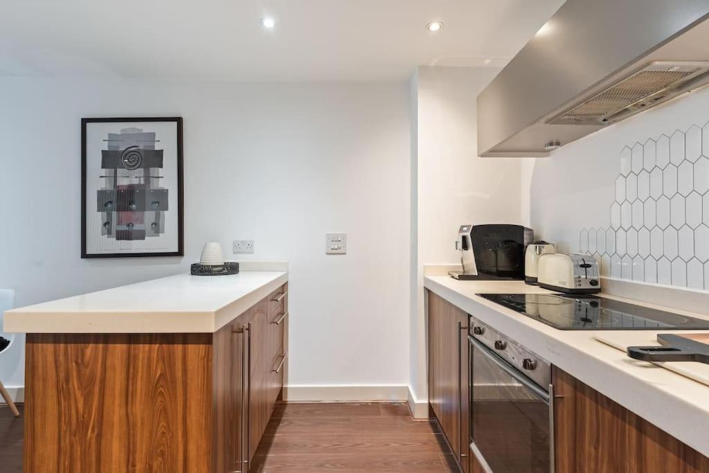 City Centre, Free Parking, Excellent Location, Sleeps 6, Long Offers