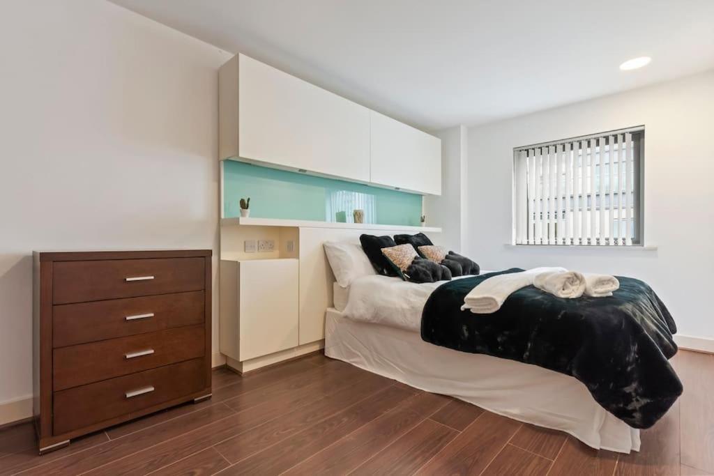City Centre, Free Parking, Excellent Location, Sleeps 6, Long Offers Apartment *