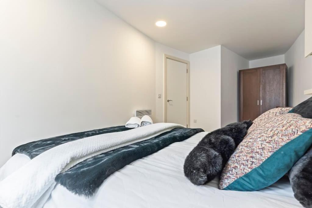 City Centre, Free Parking, Excellent Location, Sleeps 6, Long Offers