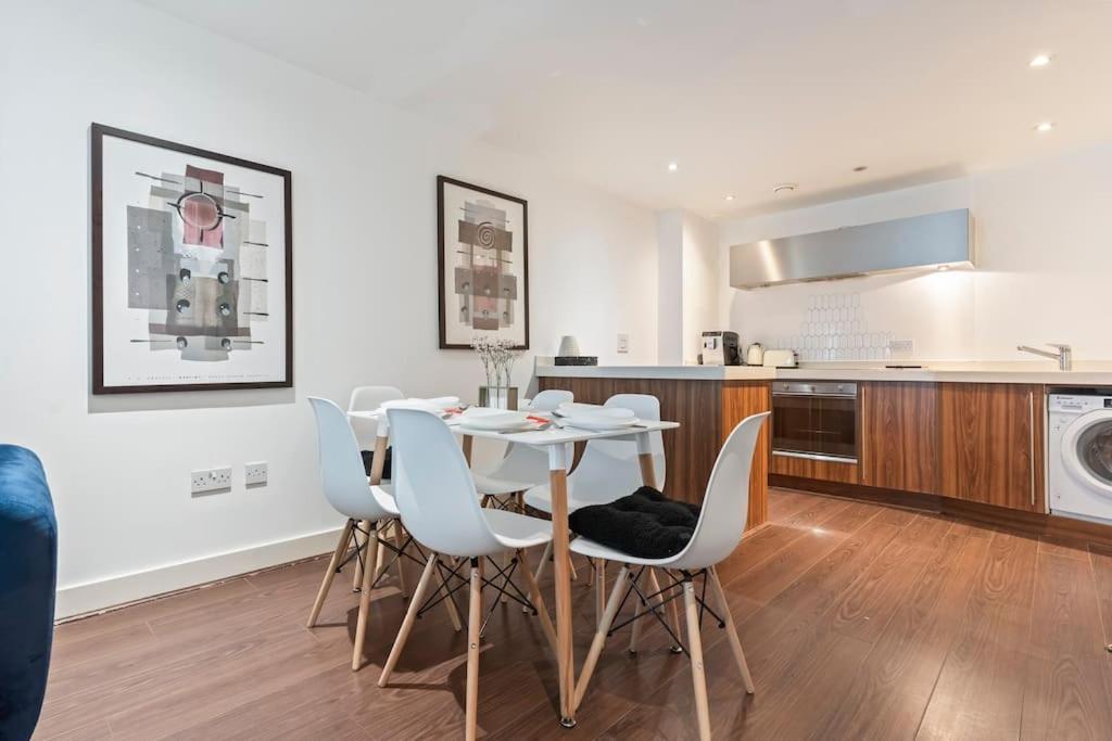 City Centre, Free Parking, Excellent Location, Sleeps 6, Long Offers