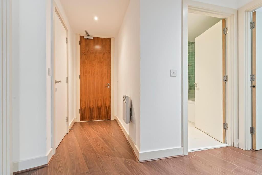 City Centre, Free Parking, Excellent Location, Sleeps 6, Long Offers Apartment *