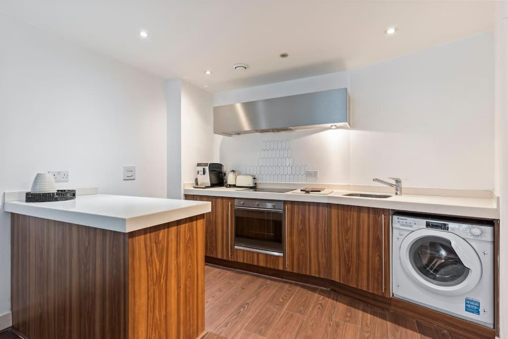 Apartment City Centre, Free Parking, Excellent Location, Sleeps 6, Long Offers Birmingham