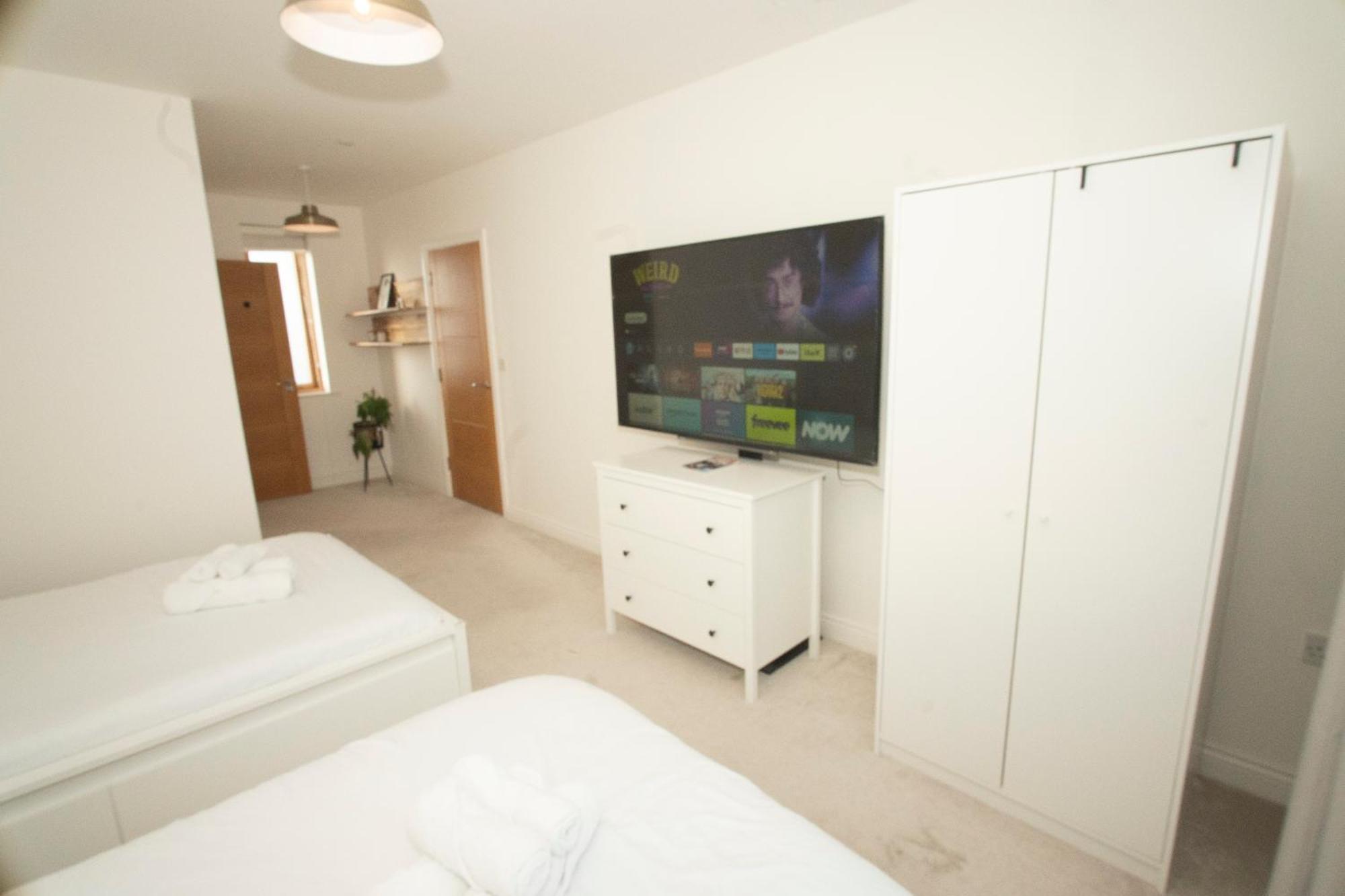 Spacious 4br 4ba Gated Townhouse With Balconies, Jq