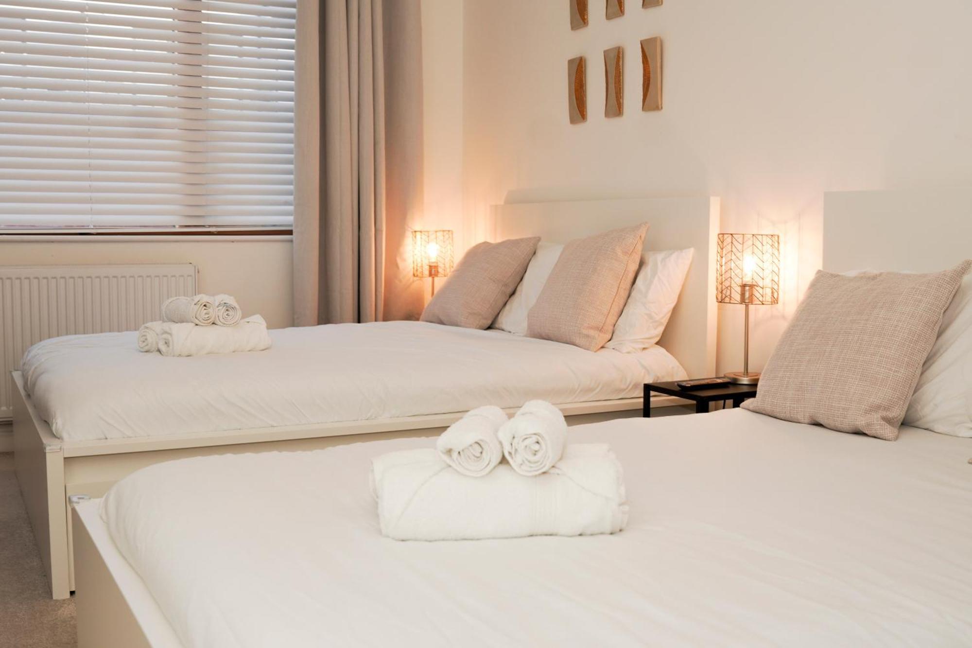 Spacious 4br 4ba Gated Townhouse With Balconies, Jq Holiday home