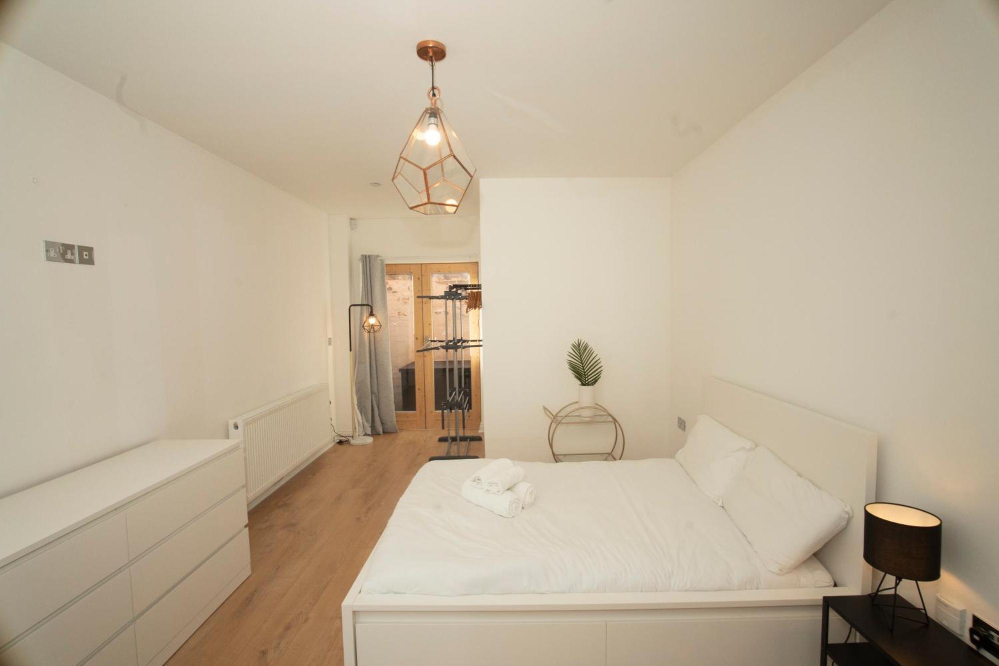 Spacious 4br 4ba Gated Townhouse With Balconies, Jq *